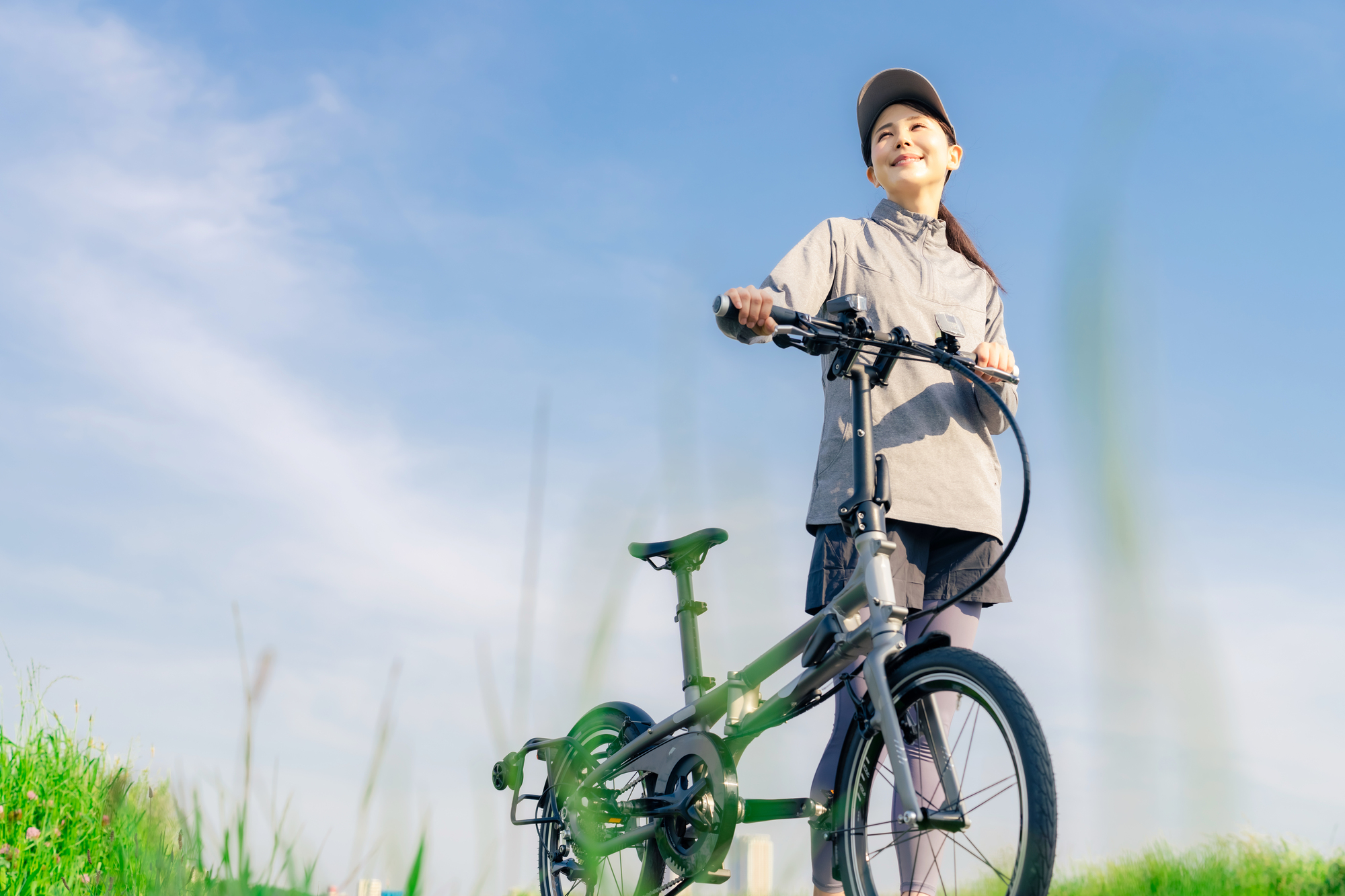 自転車のそばで電話をかける様子