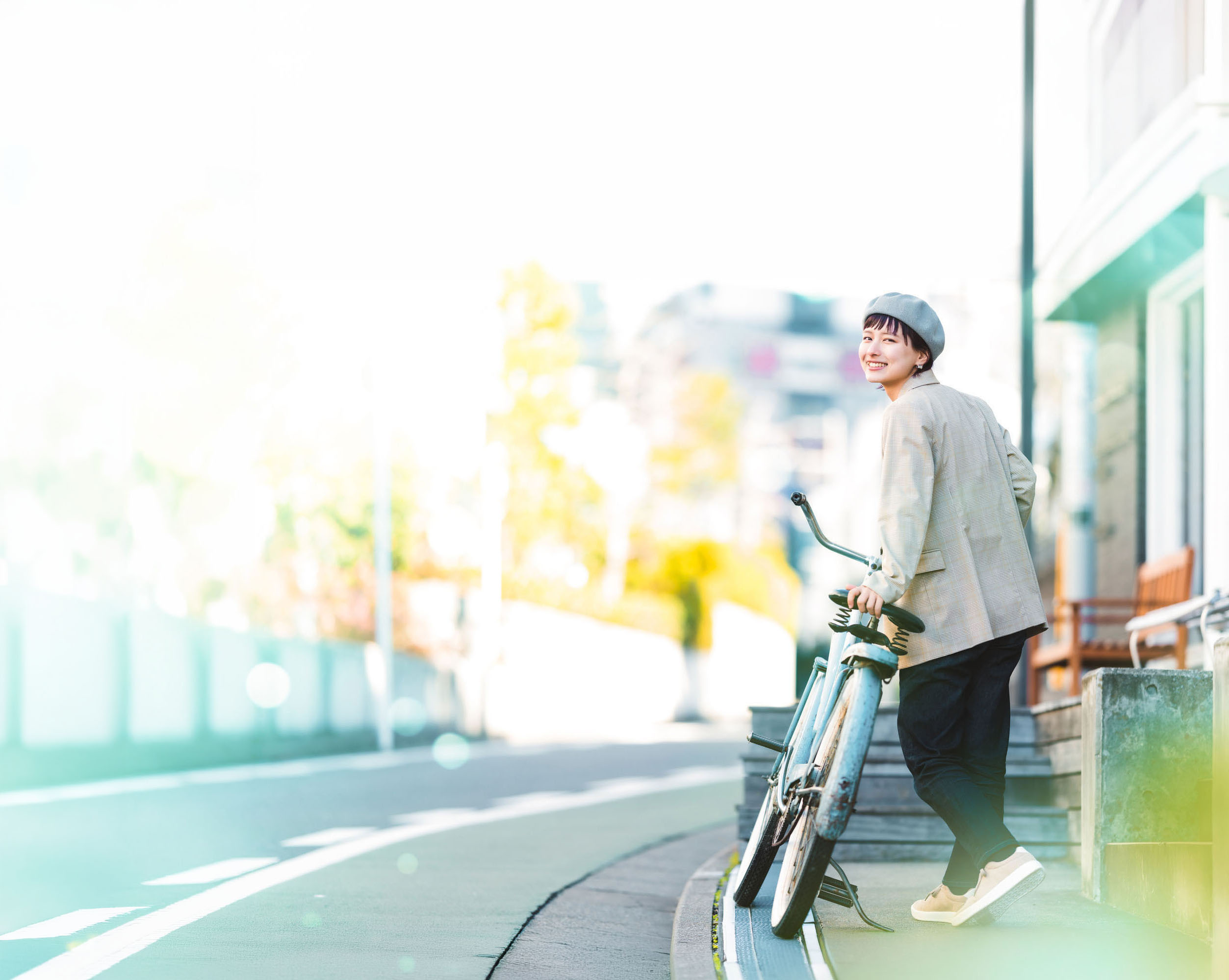 ご自宅の前で自転車を修理するスタッフ